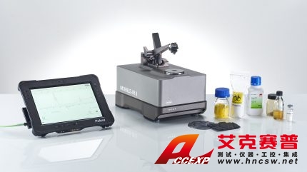 便攜式FT-IR光譜儀周圍有不同的測試樣品,平板筆記本顯示優秀的FT-IR測量結果