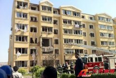 遼寧大連蘭花小區煤氣爆炸，消防員利用氣體檢測儀進行救援